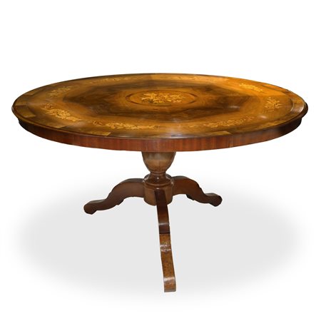 Tavolo rotondo con intarsi floreali al piano colorati in legni vari., primi 20° secolo