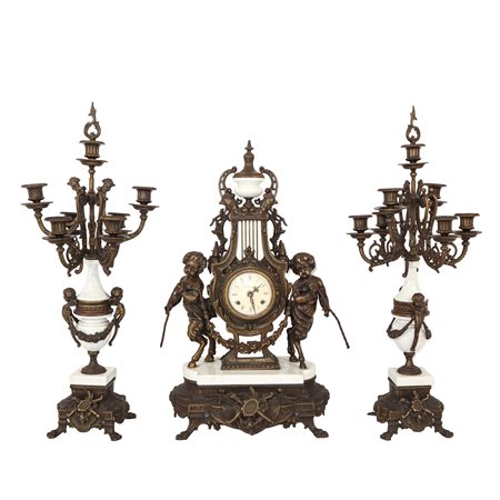 Trittico in bronzo patinato oro  e marmo con orologio imperial con due fauni ai lati  e due candelieri Napoleone III, 19° secolo