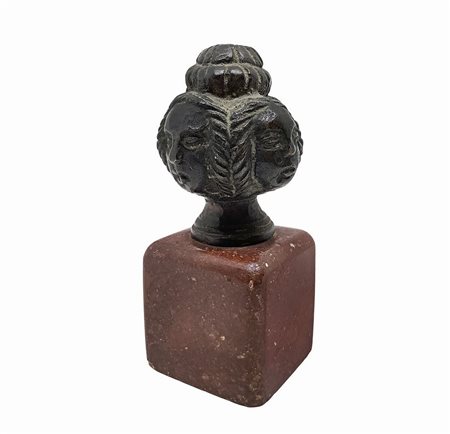 Scultura in bronzo con 4 volti, base in marmo rosso, 13° secolo