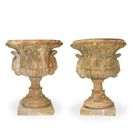Coppia di vasi in terracotta a cratere con motivi neoclassici, primi 20° secolo