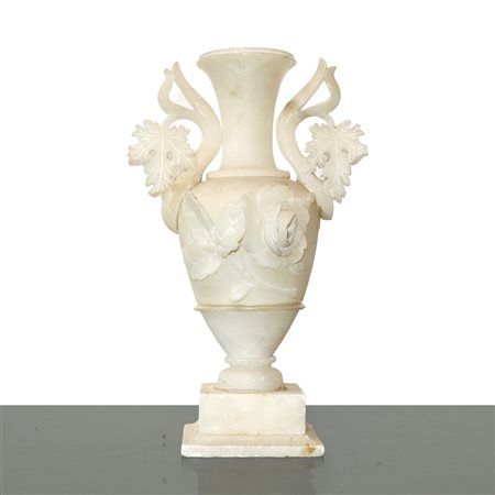 Vaso in alabastro con decori floreali
