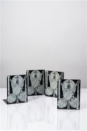 Piero Fornasetti (Milano 10/11/1913 - Milano 09/10/1988)  - Set di quattro fermalibri 'Strumenti musicali', 1960 circa