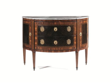 CASSETTONE A MEZZA LUNA, PIEMONTE, FINE SECOLO XVIII in noce a patina chiara...