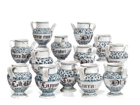 ASSORTIMENTO DI ORCIOLI DA FARMACIA, MANIFATTURA DELL&rsquo;ITALIA...