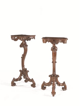 COPPIA DI GUERIDONS , VENETO, SECOLO XIX in legno con piani sagomati decorati...