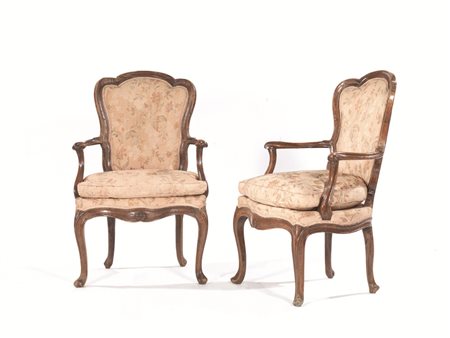 COPPIA DI POLTRONE, VENETO, MET&Agrave; SECOLO XVIII in noce, schienale dal...