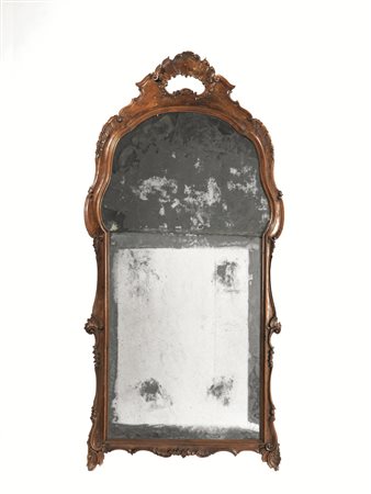 SPECCHIERA, VENETO, MET&Agrave; SECOLO XVIII in noce con cornice sagomata...