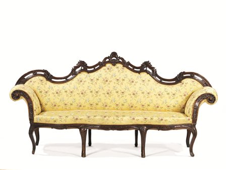 GRANDE DIVANO, VENETO, MET&Agrave; SECOLO XVIII in noce con schienale...