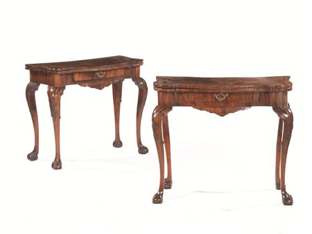 COPPIA DI TAVOLINI DA GIOCO, VENETO, SECONDA MET&Agrave; SECOLO XVIII in noce...