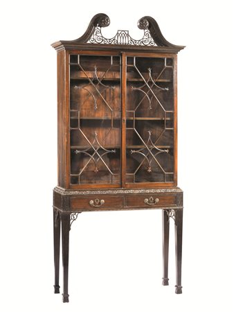 VETRINA, INGHILTERRA, FINE SECOLO XVIII in mogano a due sportelli a vetri...