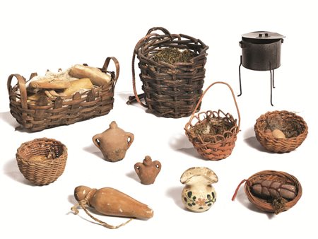 GRUPPO DI DIECI ACCESSORI composto da: una grande cesta di vimini con...