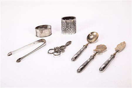 Lotto di sette oggetti da tavola 