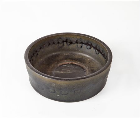 Carlo Zauli (Faenza, 18/08/1926 - Faenza, 14/01/2002) 
"Senza titolo" 
Ciotola in ceramica nera Cm Ø11x3,5