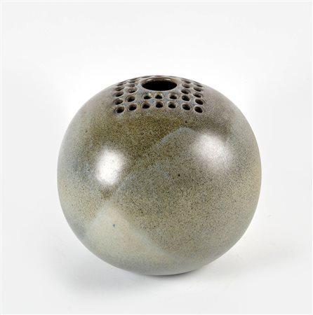 Franco Bucci (Colbordolo, 1933 - Pesaro, 4/05/2002) 
Vaso a sfera  
 Cm 22x23ø