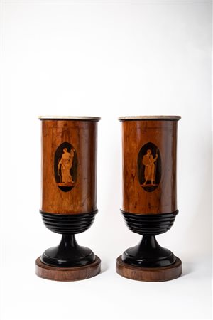 Coppia di gueridon a cilindro in legno lastronato e intarsiato con piani in marmo. Secolo XIX