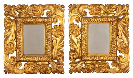 Coppia di cornici in legno intagliato e dorato, adatte a specchiera, secolo XVIII