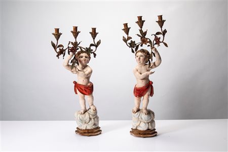 Coppia di angeli reggi torcia in legno intagliato e dipinto. Secolo XVII-XVIII