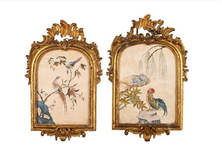 Coppia di cornici in legno intagliato e dorato con fregi a volute fogliate e cimasa a rocaille traforata, contenenti pannelli di gusto orientale in seta dipinta con volatili. Secolo XVIII