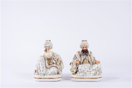 Due bottiglie portaprofumo in porcellana bianca, policroma e dorata in forma di sultani o “Turchi”. Jacob Petit, secolo XIX