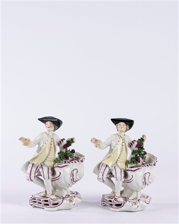 Coppia di saliere in porcellana policroma in forma di gentiluomo, su base a rocaille. Manifattura di Samson, seconda metà secolo XIX.