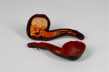 Pipa in schiuma di mare intagliata a forma di teschio entro custodia sagomata. Secolo XIX