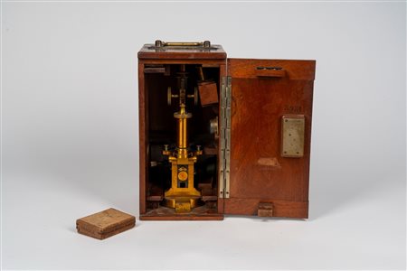 Microscopio in cassetta. F. Koristka, Milano. XX secolo