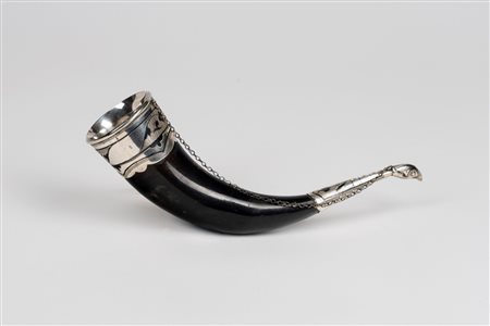 Corno da parata con ghiere in argento inciso a motivi floreali, Russia URSS