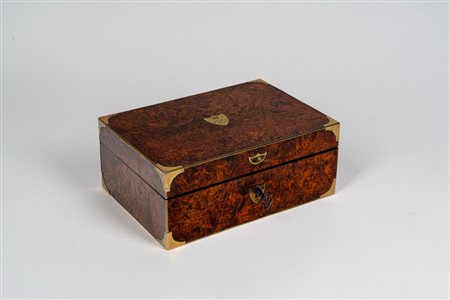 Grande necessaire da viaggio entro scatola lastronata con inserti in ottone. Francia, inizio secolo XIX