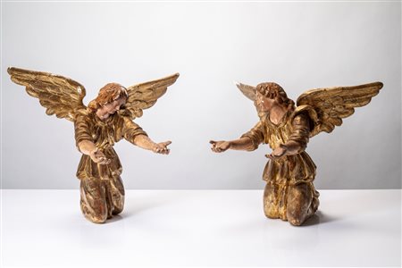 Coppia di angeli genuflessi in legno intagliato e dorato. Secolo XVIII