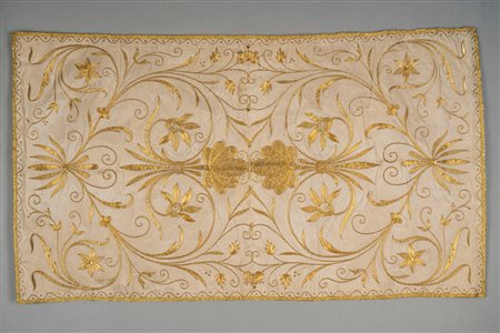 Due paramenti liturgici decorati con filo dorato a motivi floreali