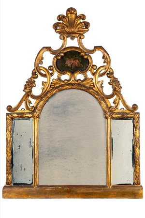 Specchiera tripartita in legno intagliato. Secolo XIX