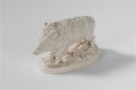 Cinghiale selvatico su base ovale a zolla boschiva in porcellana bianca. Nymphenburg, inizio secolo XX