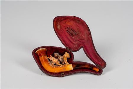 Pipa in schiuma di mare intagliata raffigurante tre cuccioli. Entro custodia sagomata. Secolo XIX