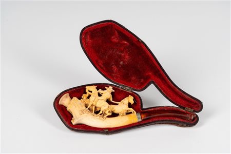 Pipa in schiuma di mare intagliata raffigurante un uomo con cappello che doma due cavalli. Entro custodia sagomata. Secolo XIX