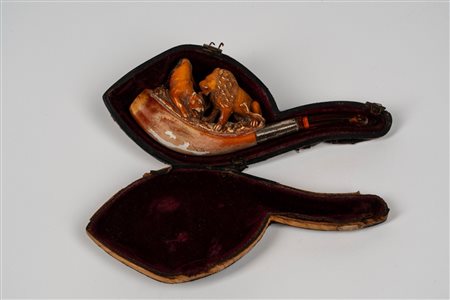 Pipa in schiuma di mare intagliata raffigurante un leone e una leonessa. Entro custodia sagomata. Secolo XIX