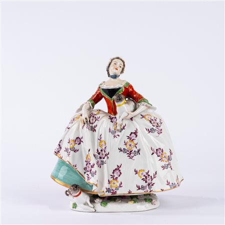 Figura in porcellana policroma raffigurante dama dell’Ordine del Carlino. Probabile manifattura tedesca del secolo XIX.