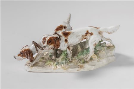 Gruppo raffigurante due cani da caccia in porcellana policroma. Otto Jarl, Meissen, inizio 1900