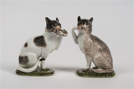 Coppia di figure in porcellana policroma raffiguranti due gatti seduti. Meissen, circa 1740, da un modello di J. J. Kaendler del 1736