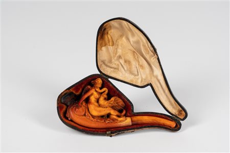 Pipa in schiuma di mare intagliata raffigurante Leda e il cigno. Secolo XIX