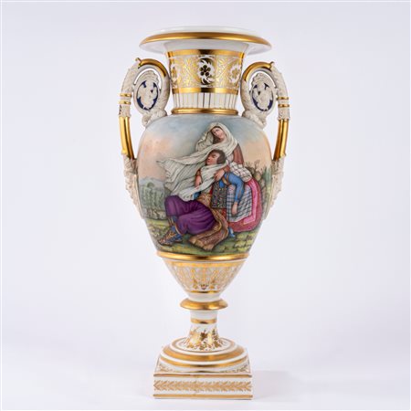 Vaso biansato in porcellana policroma e dorata. Manifattura francese, decorazione napoletana, secolo XIX.