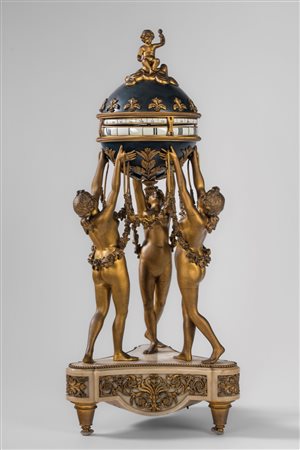 Pendule "Cercle tournant" in stile Luigi XVI in bronzo dorato, smaltato e marmo bianco con le tre Grazie che sostengono un globo.  Da un modello di Clodion. Francia, secolo XIX, 1870-1880 circa