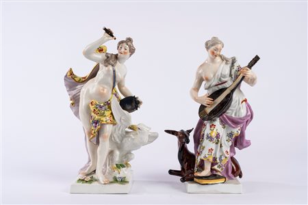 Due gruppi in porcellana policroma raffiguranti allegoria dell’udito e della vista. Manifattura di Samson, secolo XIX.