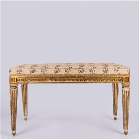 Panchetto in legno laccato e dorato in stile Luigi XVI.