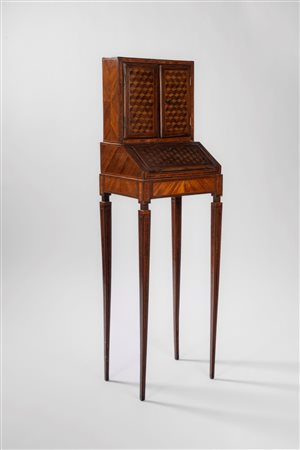 Scrittoio con alzata in miniatura in stile Luigi XVI lastronato, filettato e intarsiato a marqueterie