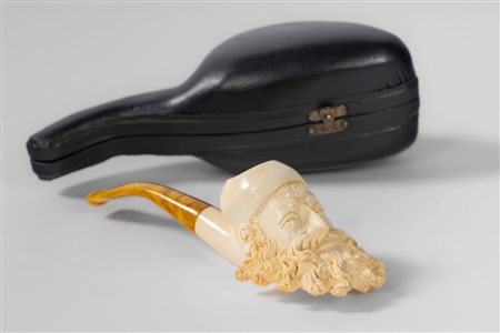 Pipa in schiuma di mare intagliata a testa barbuta con turbante. Secolo XX