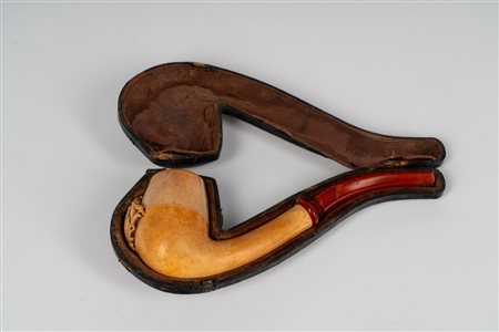 Pipa in schiuma di mare intagliata decorata con uno stemma con torre e sestante. Secolo XIX