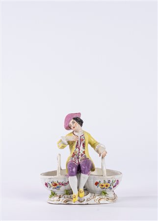 Saliera in porcellana policroma in forma di giovane gentiluomo seduto tra due cestini in finto vimini, su una base a rocaille. Manifattura di Samson, fine secolo XIX.