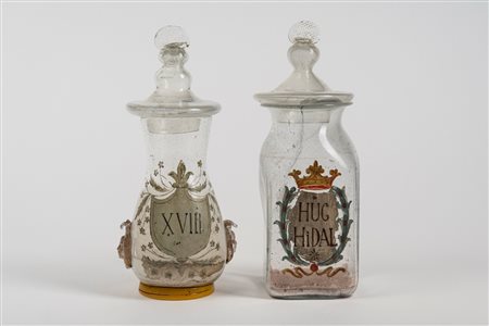 Due vasi da farmacia con coperchio in vetro incolore soffiato e dipinto, Venezia (?), fine secolo XVIII-XIX