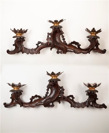 Coppia di candelieri a muro a tre luci in noce intagliato. Venezia, secolo XVIII 