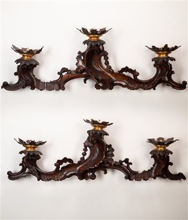 Coppia di candelieri a muro a tre luci in noce intagliato. Venezia, secolo XVIII